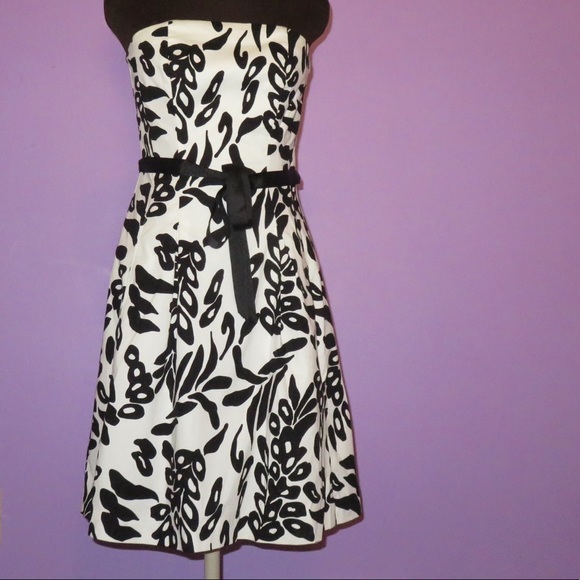 ✨ White House Black Market ✨ strapless dress - Picture 4 of 8